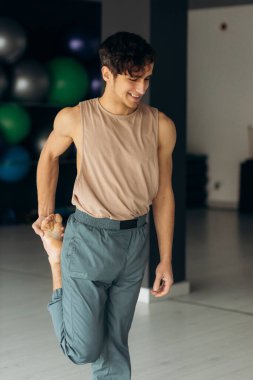 Yakışıklı adam antrenmandan önce ısınıyor. Yoga konsepti. - Evet. Yüksek kalite fotoğraf