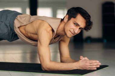 Karemat 'ta yoga tahtası yapan yakışıklı bir gencin portresi. Yüksek kalite fotoğraf