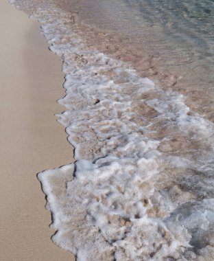 Pembe, kırmızı kumu ve şeffaf suyu olan İspanyol Sahili. Kumlu sahilde yumuşak, güzel bir deniz dalgası. Geçmişi. Yüksek kalite fotoğraf