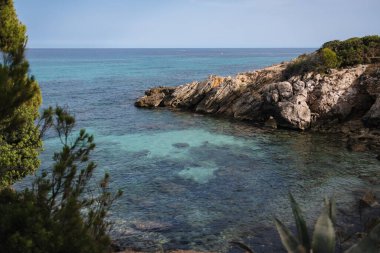 İspanya 'nın Balear Adaları' ndaki Mayorka adasındaki Cala Rajada plajının manzarası. Yüksek kalite fotoğraf