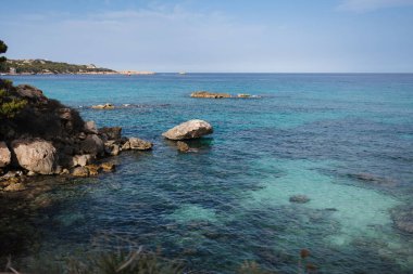 İspanya 'nın Balear Adaları' ndaki Mayorka adasındaki Cala Rajada plajının manzarası. Yüksek kalite fotoğraf