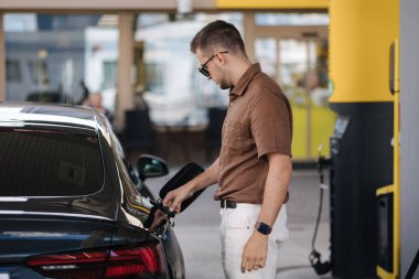 Yakıt ikmali için arabanın deposunu aç. Başlama süreci. Benzin istasyonu. Yüksek kalite fotoğraf