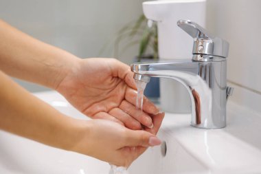 Kadın ellerini banyoda yıkıyor. Yüksek kalite fotoğraf