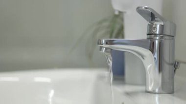 Banyo su karıştırıcısı. Yetmez. Akıntı zayıf. Krom malzemeden yapılmış su musluğu. - Evet. Yüksek kalite 4k görüntü
