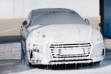 Beyaz köpüklü lüks araba oto yıkamada. Bekliyorum. Yüksek kalite fotoğraf