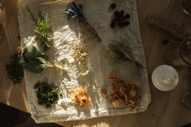 Keten masa örtüsündeki farklı kurutulmuş bitkilerin üst görüntüsü. Tahta makas, doğal sicim. - Evet. Yüksek kalite fotoğraf