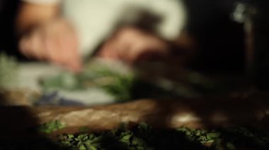 Keten masa örtüsündeki ahşap masada taze bitkilerden oluşan orta seçim dalları. Biberiye, kekik, lavanta ve adaçayı. Yüksek kalite 4k görüntü