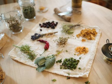 Farklı sağlıklı bitkilerle dolu bir masa. Kış için hazırlanıyorum. Ev yapımı, sağlıklı bir ilaç. Homeopati. Yüksek kalite fotoğraf