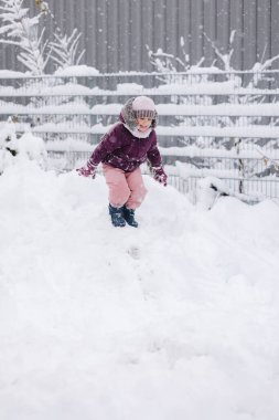 Rahat bir kışlık kıyafet giyen küçük kız, derin karı keşfediyor. Saf beyaz kar onu sarıp çocukluk mucizeleriyle dolu rüya gibi bir kış sahnesi yaratıyor. Yüksek kalite fotoğraf