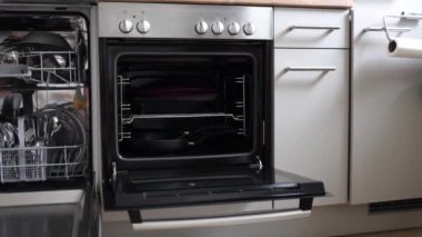 Bulaşık makinesi temiz tabak ve çatal bıçak dolu modern bir mutfak. Yüksek kalite fotoğraf