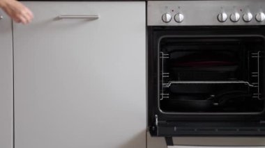 Kadın bulaşıklar temizlendikten sonra bulaşık makinesini açtı. Yavaş çekim videosu. Yüksek kalite 4k görüntü