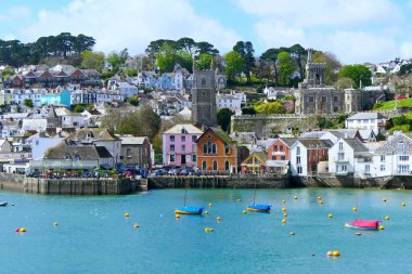 Bir yolcu gemisinin güvertesinden Fowey 'in renkli evlerinin manzarası.