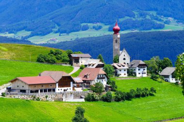 İtalyan Dolomitleri, Avrupa 'da büyüleyici bir köyü olan Idyllic manzara.