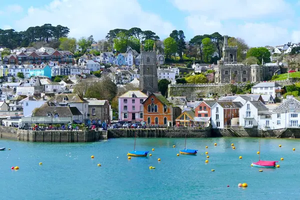 Bir yolcu gemisinin güvertesinden Fowey 'in renkli evlerinin manzarası.