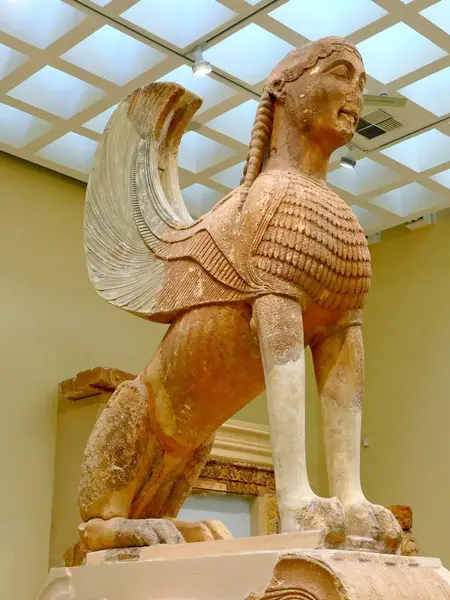 Delphi Arkeoloji Müzesi koleksiyonundan antik bir sfenksin mermer heykeli.