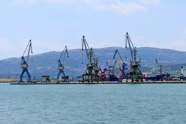 Yunanistan 'ın eski Volos limanında Portal vinçler çalışmaya hazır