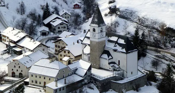 Yunanistan 'ın antik Mystras kentindeki Pantanassa Manastırı' nın güneşli manzaralı avlusunda. Bizantine döneminin terk edilmiş ortaçağ hayalet kasabası Mystras.