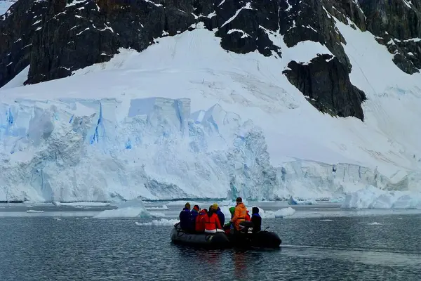Paradise Körfezi, Antarktika 23 Aralık 2014: Antarktika buz örtüsünü şişme botla keşfeden bir grup bilinmeyen meraklı gezgin 