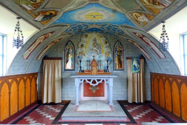 Orkney Adaları, İngiltere - 19 Nisan 2024: İkinci Dünya Savaşı sırasında Lamb Holm Adası 'nda İtalyan savaş esirleri tarafından yapılan Neo-Rönesans tarzında bir Katolik şapelinin süslü iç mekanı