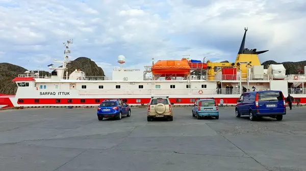 Maniitsoq, Grönland - 7 Temmuz 2019: Arctic Umiaq Line 'ın yolcu feribotu Sarfaq Ittuk, Grönland' ın batı kıyısı boyunca faaliyet göstermektedir. 