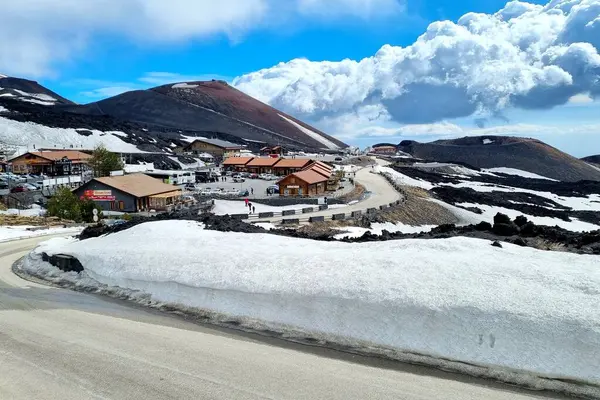 Dolomitler, İtalya - 16 Haziran 2024: Laghi-dei-Piani gölünün kıyısındaki tanınmayan genç çiftin Güney Tyrol 'daki Tre Cime Doğa Koruma Alanındaki güzel manzaraya hayran kalmaları