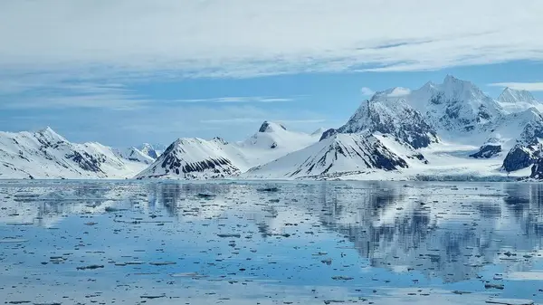 Dolomitler, İtalya - 16 Haziran 2024: Laghi-dei-Piani gölünün kıyısındaki tanınmayan genç çiftin Güney Tyrol 'daki Tre Cime Doğa Koruma Alanındaki güzel manzaraya hayran kalmaları