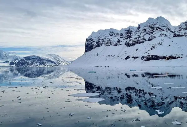 Dolomitler, İtalya - 16 Haziran 2024: Laghi-dei-Piani gölünün kıyısındaki tanınmayan genç çiftin Güney Tyrol 'daki Tre Cime Doğa Koruma Alanındaki güzel manzaraya hayran kalmaları