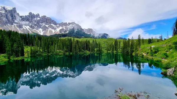 Bir dağ gölü olan manzara Carezza ve Dolomitler, İtalya