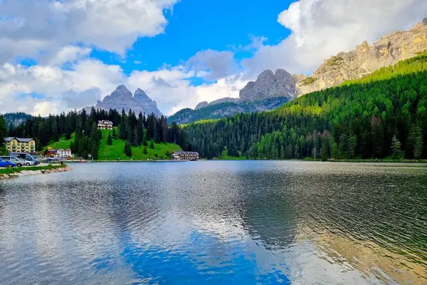 İtalya, Güney Tyrol Dolomitleri 'nde, buzul kökenli doğal Misurina Gölü ile nefes kesici manzara.