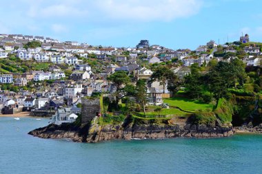 İngiltere, Güney Cornwall 'da sakin bir tatil için yeşil çimenleri ve sevimli kulübeleri olan eski Polruan balıkçı köyünün kartpostal manzarası.