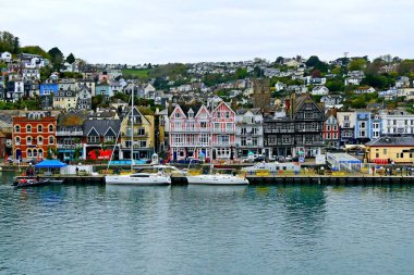 Dartmouth, Birleşik Krallık - 25 Nisan 2024: Ortaçağ liman kasabasının rıhtımındaki bir yolcu gemisinin güvertesinden Güney Devon 'daki Dart Nehri kıyılarındaki güzel tarihi evlerin görüntüsü