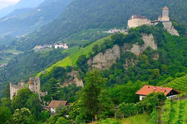 Dolomitler, İtalya - 16 Haziran 2024: Laghi-dei-Piani gölünün kıyısındaki tanınmayan genç çiftin Güney Tyrol 'daki Tre Cime Doğa Koruma Alanındaki güzel manzaraya hayran kalmaları