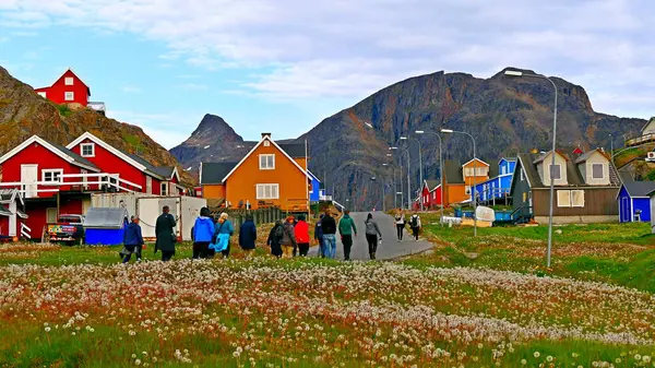 Sisimiut, Batı Grönland - 6 Temmuz 2019: Bir yolcu gemisindeki bir grup yolcu müze bölgesiyle birlikte Arktik şehrinin tarihi kısmını geziyor. 