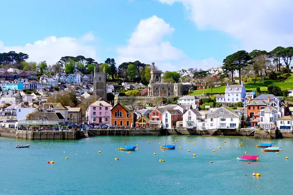 Fowey, Cornwall, İngiltere - 15 Nisan 2024: Bir yolcu gemisinin güvertesinden büyüleyici kıyı kenti manzarası