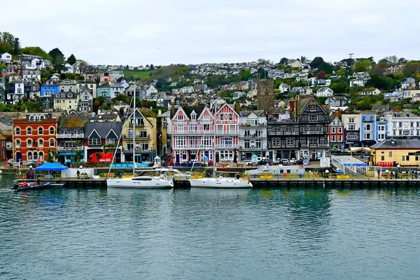 Dartmouth, Birleşik Krallık - 25 Nisan 2024: Ortaçağ liman kasabasının rıhtımındaki bir yolcu gemisinin güvertesinden Güney Devon 'daki Dart Nehri kıyılarındaki güzel tarihi evlerin görüntüsü