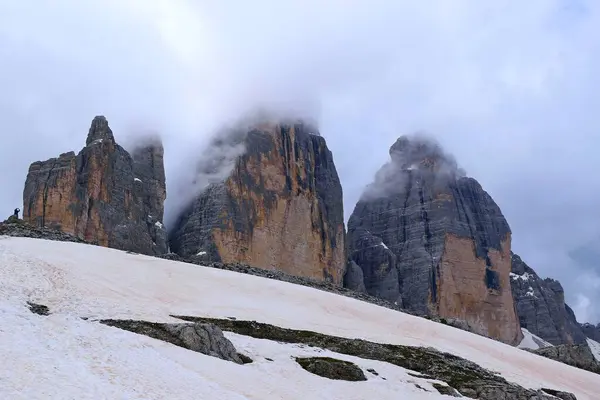 Ünlü dağ grubu Tre Cime di Lavaredo 'nun kuzey duvarlarının manzarası Dolomitlerin sembolü ve İtalya' nın Güney Tyrol kentindeki UNESCO Dünya Mirasları Alanı 'nın sembolüdür.