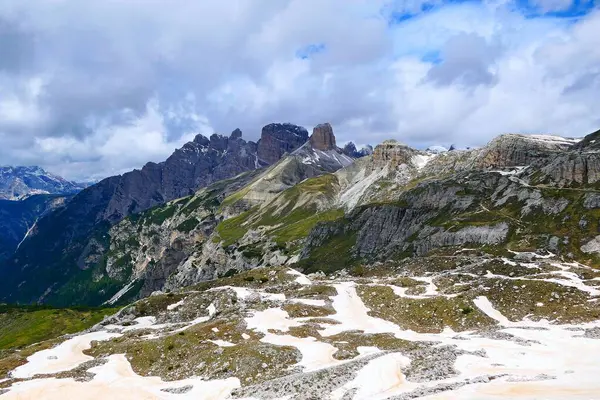 Dolomite Dağları 'nın Forcella-Lavaredo Geçidi' nden güzel bir manzara ve kalan kar, Güney Tyrol, İtalya