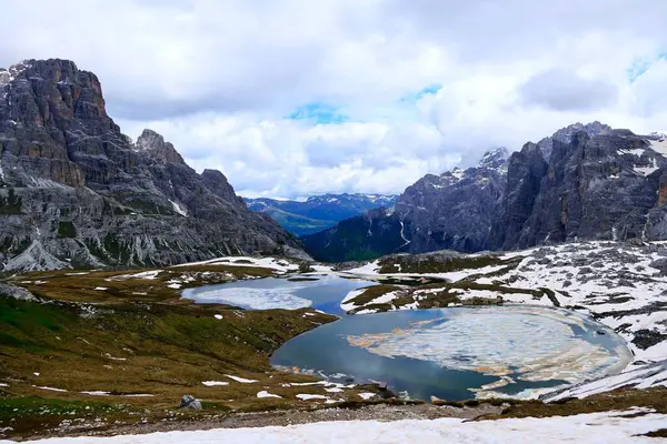 Yaz başında, Dolomitlerin Tre Cime di Lavaredo Doğa Rezervi 'nde alp gölleri Laghi-dei-Piani ile nefes kesici dağ manzarası. Güney Tyrol, İtalya