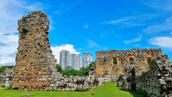 Panama, Panama City - 21 Kasım 2021: Panama Viejo Katedrali 'nin kalıntıları, arka planda Panama City' deki modern yüksek binalar. UNESCO Dünya Mirası Sitesi ve popüler turizm merkezi