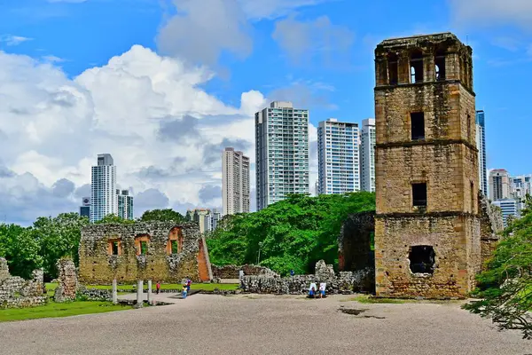 Panama şehrinin arka planında modern yüksek binalar bulunan Panama Viejo Katedrali 'nin kalıntıları görülüyor. UNESCO Dünya Mirası Sitesi ve popüler turizm merkezi