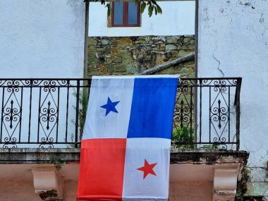 Panama Şehri - 21 Kasım 2021: Eski bir binanın balkonunda panama bayrağı, Casco Viejo 'nun tarihi bölgesinde, şehirde turistik bir eğlence merkezi. 