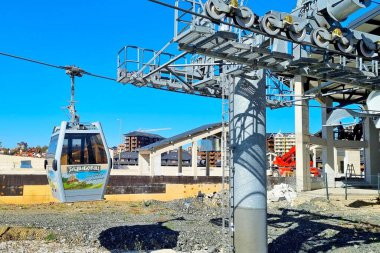 Zlatibor, Sırbistan - 12 Ekim 2023: Zlatibor Gold Gondola teleferik kulübesi ve mekanizması, çevre dostu bir ulaşım aracı ve ülkede popüler bir turizm merkezi.