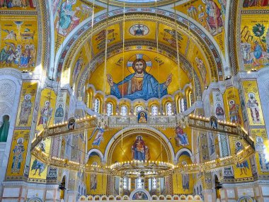 Belgrad, Sırbistan - 13 Ekim 2023: Saint Sava Tapınağı 'nın içinde renkli bir mozaik panel ve bronz bir avize