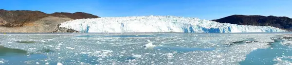 Devasa aktif Eqi Buzulu 'nun panoramik görüntüsü ve Batı Grönland' daki buzul yığınları