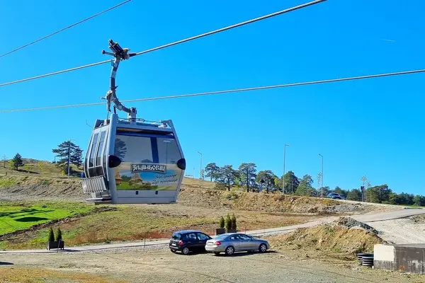 Zlatibor, Sırbistan - 12 Ekim 2023: Zlatibor Gold Gondola teleferik kulübesi, çevre dostu bir ulaşım aracı ve ülkede popüler bir turizm merkezi