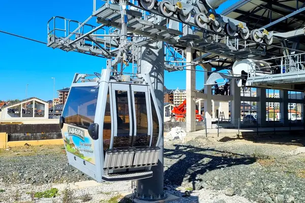 Zlatibor, Sırbistan - 12 Ekim 2023: Zlatibor Altın Gondol teleferiğinin başlangıç istasyonundaki mekanizması, ülkede popüler bir turizm merkezi.