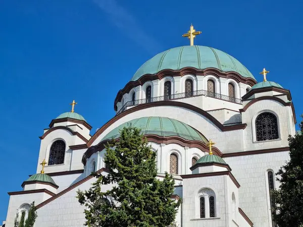 Belgrad, Sırbistan - 13 Ekim 2023: Neo-Bizans mimari tarzında Sırp Ortodoks Kilisesi 'nin ana tapınağı ve Balkanlar' daki en büyük Ortodoks kilisesi olan Aziz Sava görkemli kilisesinin yeşil kubbelerinin manzarası