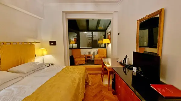 Prag, Çek Cumhuriyeti - 6 Şubat 2024: Şehrin kalbinde yer alan Bologna Oteli 'nin rahat penceresinde küçük bir masa ve iki koltuklu rahat çift kişilik odanın içi