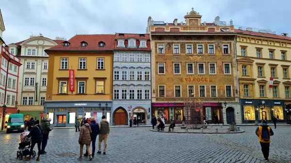 Prag, Çek Cumhuriyeti - 6 Şubat 2024: Muhteşem Rönesans evleri ve muhteşem neo-rönesans freskleri ile çevrili Rott Evi