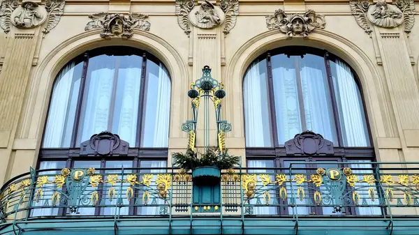 Prag, Çek Cumhuriyeti - 6 Şubat 2024: Cumhuriyet Meydanı 'nda altın yapraklarla süslenmiş zarif bir balkona sahip Art Nouveau tarzı binanın cephesi
